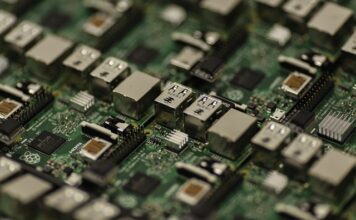 Jak się łączy kondensatory?